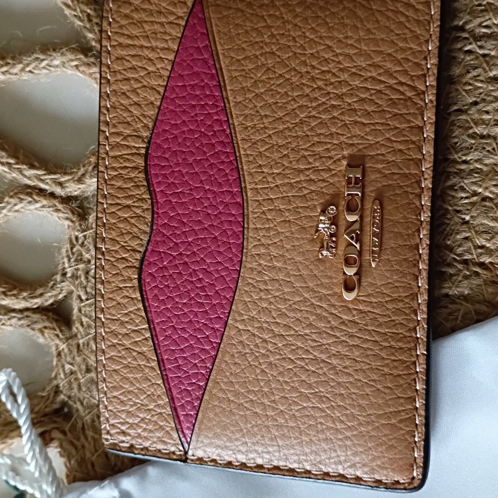 Coach Tan and Pink Lip Card Holder With Dust Bag NWT - Picture 3 of 4